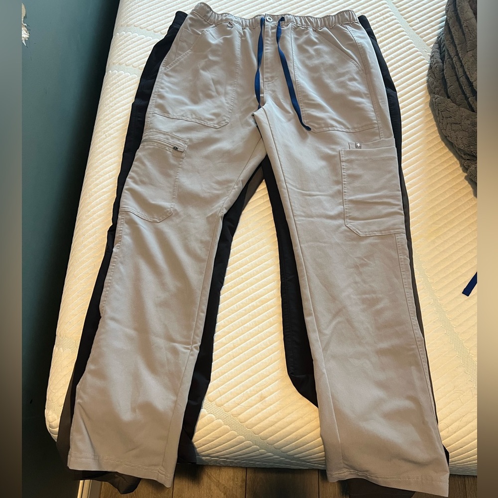 Figs Medium scrub pants (34x32) lightly worn in very good condition !